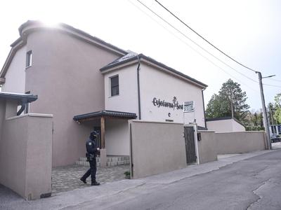 Mladoletnik ustrelil in ubil 22-letnika. Motiva ne želi razkriti.