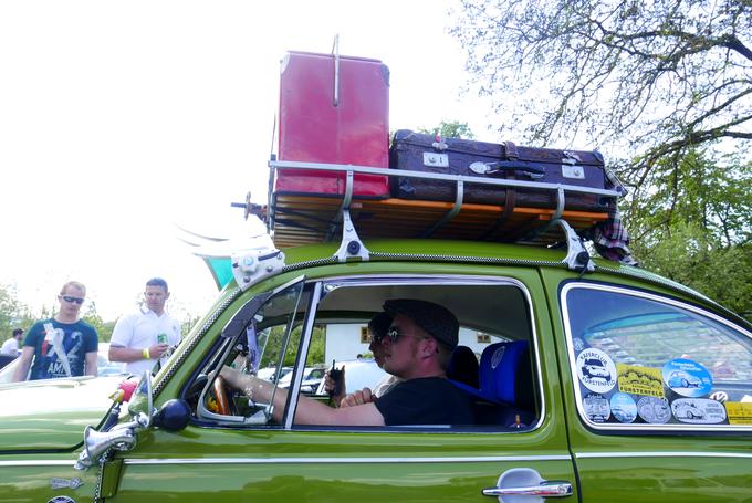 Tako so potovali nekoč: potniki v avtomobil, prtljaga na streho. | Foto: 