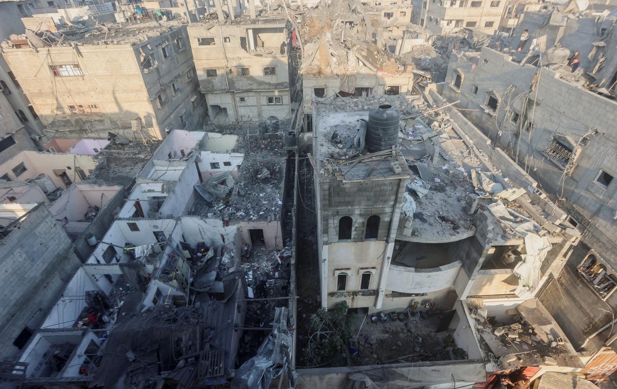 Khan Yunis, Palestina, Gaza | Vojna med Hamasom in Izraelom, ki je izbruhnila 7. oktobra, se po sedemdnevnem premoru nadaljuje od preteklega petka, ko je propadel dogovor o začasnem premirju. Izrael nadaljuje vojaške operacije v Gazi in silovito bombardiranje, danes pa izraelske sile poročajo o najsilovitejših spopadih od začetka oktobra. | Foto Reuters