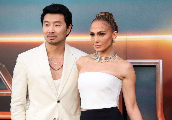 Simu Liu in Jennifer Lopez na premieri filma Atlas v Los Angelesu | Foto: Reuters
