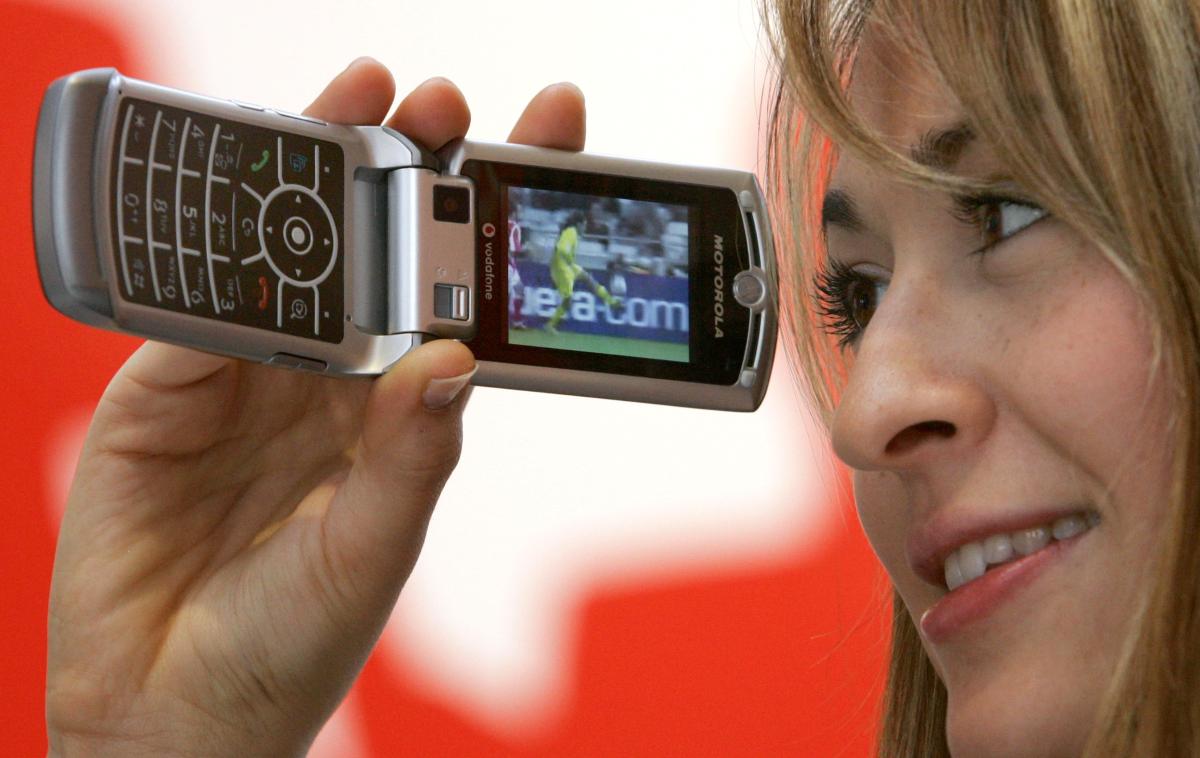 Motorola Razr V3 | Motorola Razr V3 velja za enega od najbolj prepoznavnih mobilnih telefonov novega tisočletja. Nekateri tehnološki mediji, kot je TechRadar, so ga tudi oklicali za najboljši mobilni telefon vseh časov. | Foto Reuters