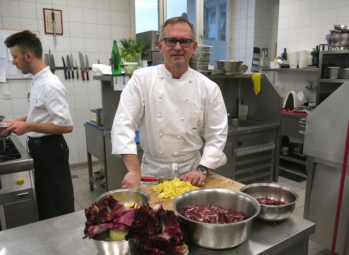 Goriški radič je tokrat gostoval v kuhinji ljubljanskega mojstra Janeza Bratovža, ki je, kot pravi, velik ljubitelj te zelenjave. | Foto: Nina Vogrin