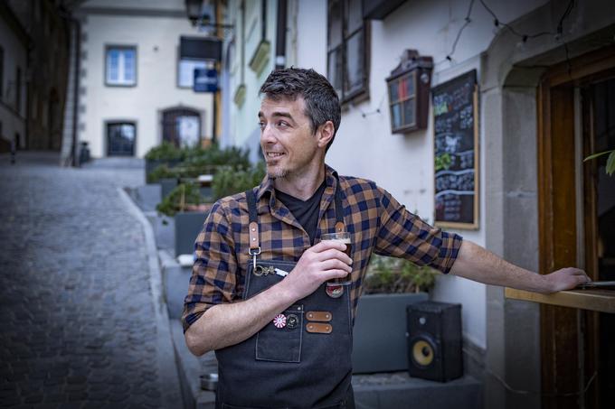 Še vedno se mu zdi nenavadno, da špricer na Štajerskem velja za zelo možato pijačo. | Foto: Ana Kovač