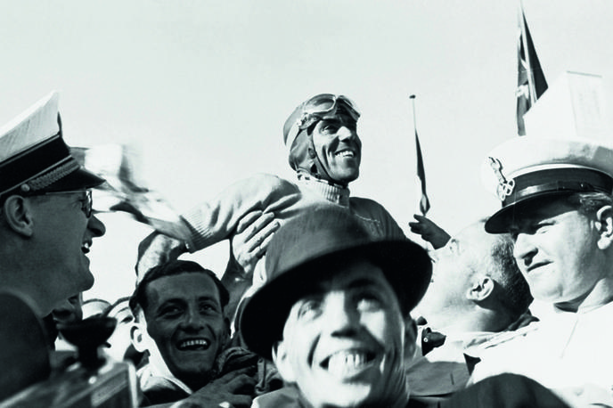 Tazio Nuvolari | Slavje Tazia Nuvolarija po zmagi v Monzi leta 1938. | Foto Audi
