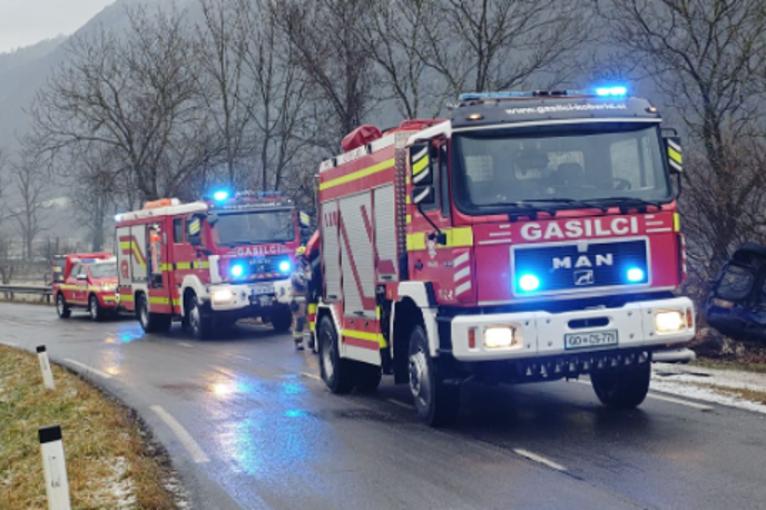 gasilci | Na kraju prometne nesreče so bili poleg tolminskih policistov tudi reševalci in prostovoljni gasilci. | Foto Gasilska enota Kobarid/Facebook