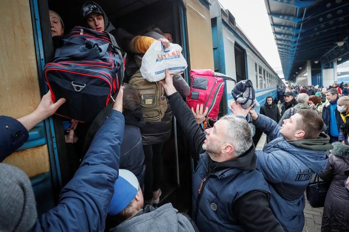 evakuacija Ukrajinci | Na fotografiji iz marca lani vidimo Ukrajince, ki se ob začetku vojne pripravljajo na odhod iz države. | Foto Reuters