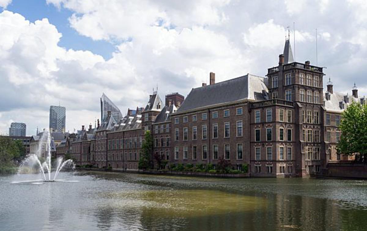 nizozemski parlament | Vodja D66 Rob Jetten si želi sestaviti koalicijo z desno Ljudsko stranko za svobodo in demokracijo (VVD) z 22 sedeži, z zeleno-liberalnim zavezništvom Groenlinks/PvdA z 20 sedeži in Krščanskimi demokrati (CDA) z 18 sedeži. Tovrstna vlada bi razpolagala z udobno večino 86 glasov. | Foto Guliverimage