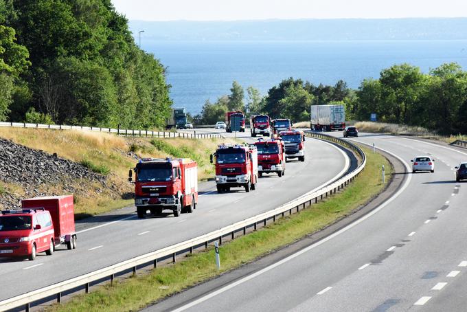 Švedski so na pomoč priskočili tudi poljski gasilci.  | Foto: Reuters