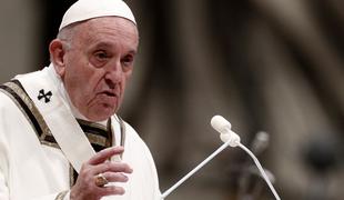 Papež pod nadzorom zaradi možne okužbe s koronavirusom po stiku z okuženim kardinalom