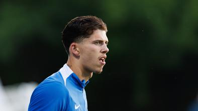 Mladi Slovenci na Bonifiki praznih rok proti vrstnikom iz BiH