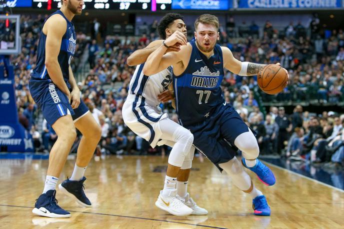Luka Dončić | Dallas Mavericksi so visoko izgubili proti Memphisu, Luka Dončić je bil z 22 točkami edini razpoložen košarkar svojega moštva. | Foto Reuters
