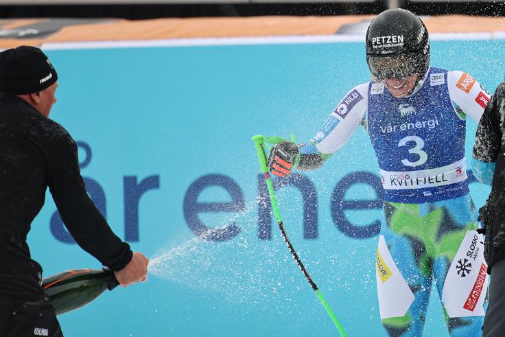 Ilko Štuhec so v ciljnem izteku pozdravili člani ekipe. | Foto: Guliverimage