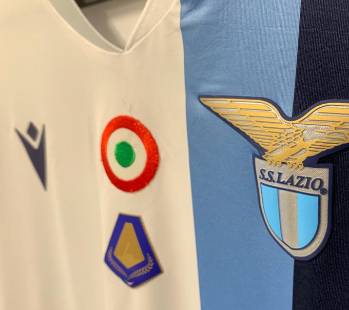 Tak zlat znak (v sredini spodaj) bo na dresu v sezoni 2019/20 nosila šesterica igralcev. Med njimi bo tudi Slovenec. | Foto: S.S. Lazio