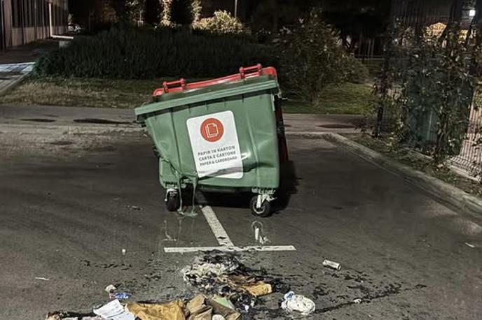 Okolje Piran zabojnik | Zabojnik je popolnoma uničen, smeti so razmetane.  | Foto Okolje Piran/FB