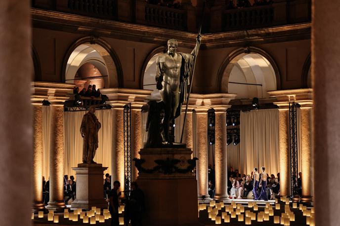 Armani | Predstavitev zadnje kolekcije, ki jo je oblikoval Giorgio Armani, je bila v Pinakoteki Brera, umetnostnem muzeju, ki gosti tudi razstavo Armanijevih preteklih kreacij. | Foto Reuters