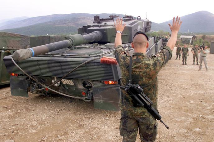 Leonardo II tank | Italijanski Leonardo in nemški Rheinmetall, ki ima v Italiji na petih lokacijah že tri podružnice s približno 1.400 zaposlenimi, sta največji orožarski podjetji v Evropi. Projekt o ustanovitvi skupnega podjetja je bil javnosti prvič predstavljen julija. | Foto Guliverimage