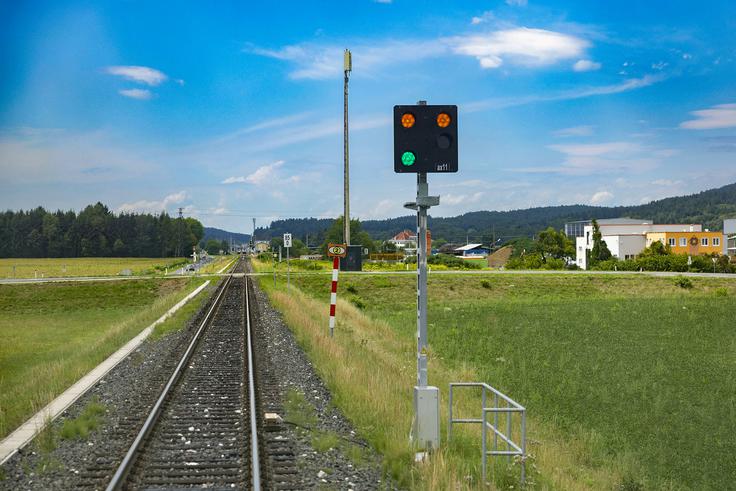 Avstrijska signalna naprava pred uvozom na pliberško postajo. | Foto: Ana Kovač