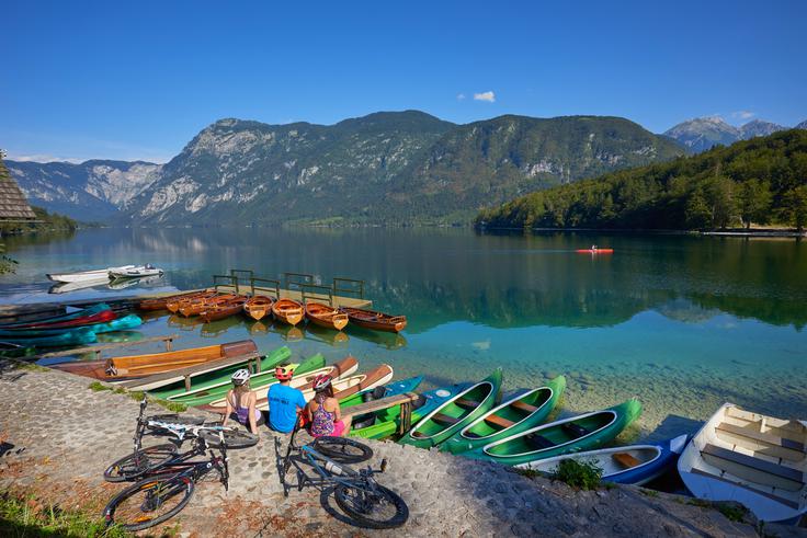 Bohinjsko jezero bo ta konec tedna dobrodošla ohladitev. Temperatura vode je okrog 23 stopinj Celzija. | Foto: Tomo Jeseničnik (www.slovenia.info)