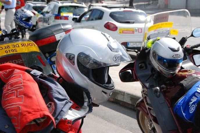 Poškodovanemu motoristu čelado snamemo, če ne diha ali če bruha 