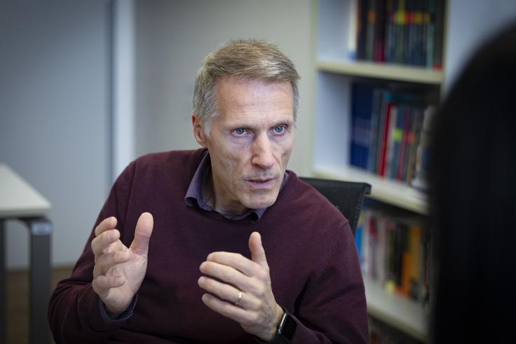 Bajec ocenjuje, da je najmočnejši učinek pričakovati tam, kjer UI omogoči razbremenitev administrativnih bremen, personalizirano učenje ter hitrejše raziskovanje – od zdravstva do startupov in javnih storitev. | Foto: Ana Kovač