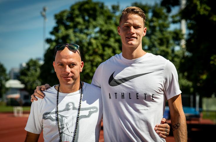 Janežič s trenerjem Rokom Predaničem. | Foto: Vid Ponikvar/Sportida