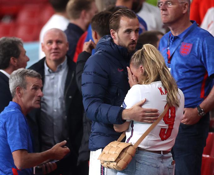 Kapetan Harry Kane je po napetem dvoboju s stresnim razpletom za Angleže tolažil srčno izbranko. | Foto: Reuters