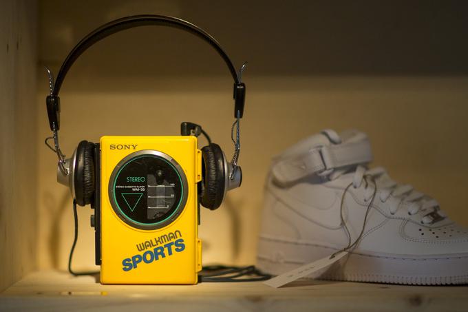Japonski Sony je leta 1979 izdal Walkman, prvi prenosni predvajalnik avdiokaset, in povzročil revolucijo v svetu poslušanja glasbe. Walkman je kopiralo praktično vsako tehnološko podjetje, priljubljen pa je bil vse do začetka novega tisočletja, ko so ga uporabniki začeli zamenjevati s prenosnimi predvajalniki CD-jev. | Foto: Reuters