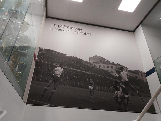 Večino domačih dvobojev za Hajduk je odigral na stadionu Stari plac, kjer je splitski nogometni klub igral do leta 1979, nato pa se preselil na večji in udobnejši Poljud. Fotografija, na kateri ga v velikem derbiju pokrivajo nogometaši zagrebškega Dinama (desno), danes krasi notranjost Poljuda. | Foto: R. P.