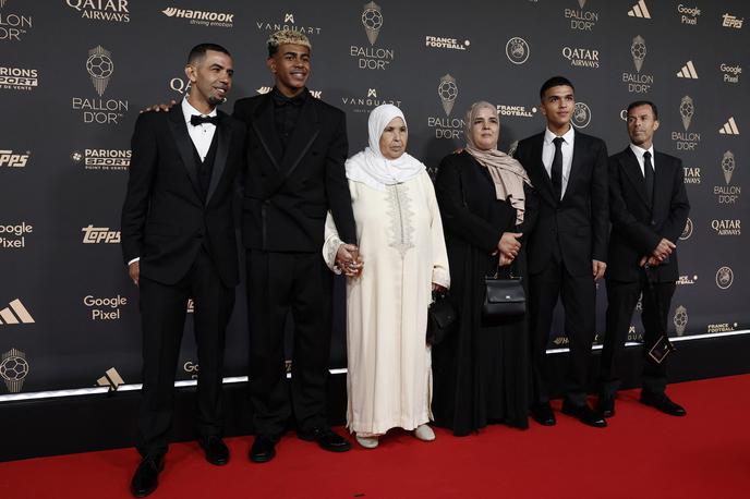 Lamine Yamal | Lamine Yamal je prispel v Pariz s številnimi sorodniki. Tako je poziral med očetom Mounirjem Nasraouijem, ki prihaja iz Maroka, in babico Fatimo. | Foto Reuters