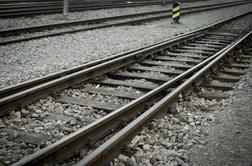 V nesreči tovornega vlaka huje poškodovan češki državljan