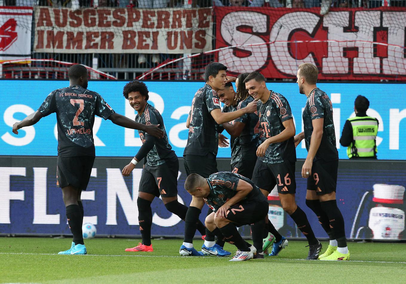 Os jogadores do Bayern, que aguardam a estreia da Liga dos Campeões frente ao Dínamo Zagreb, na terça-feira, assumiram a liderança em Kiel após apenas 15 segundos! | Foto de : Gulliverimage