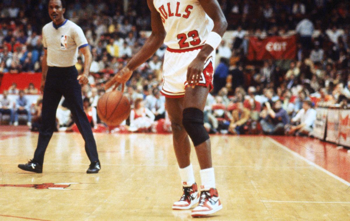 Michael Jordan | Enajst parov Nikovih športnih copat, ki jih je nosil legendarni ameriški košarkar Michael Jordan, je od danes na dražbi ameriške hiše Christie's, kjer pričakujejo tudi nov rekord.  | Foto Getty Images