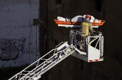 V stanovanjskem bloku izbruhnil požar, med mrtvimi več mladoletnikov