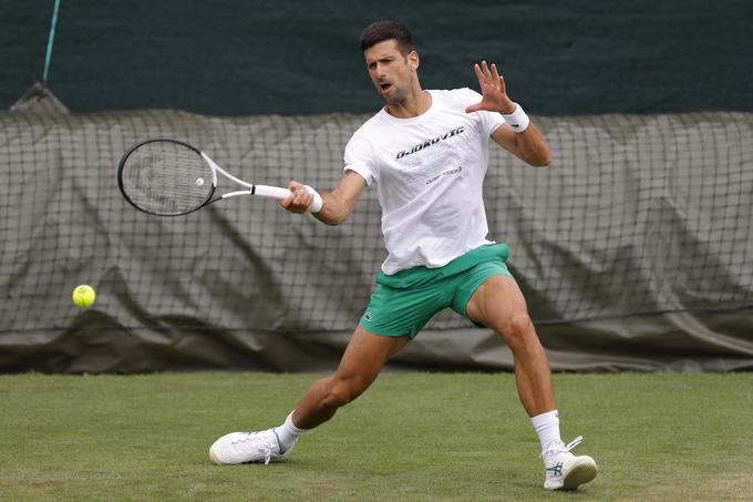 Novak Đoković na treningu v Wimbledonu | Foto: Reuters