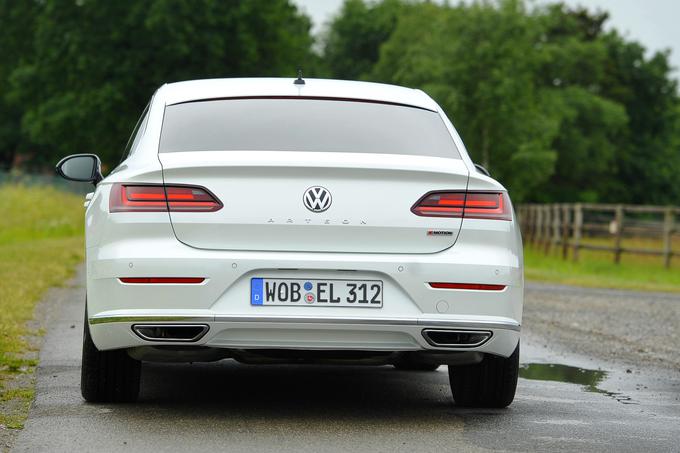 Zadek malce spominja na Mercedesove kupeje. | Foto: Jure Gregorčič