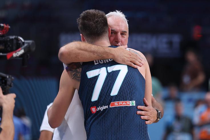Saša in Luka Dončić po zmagi Slovenije nad Italijo. | Foto: Guliverimage