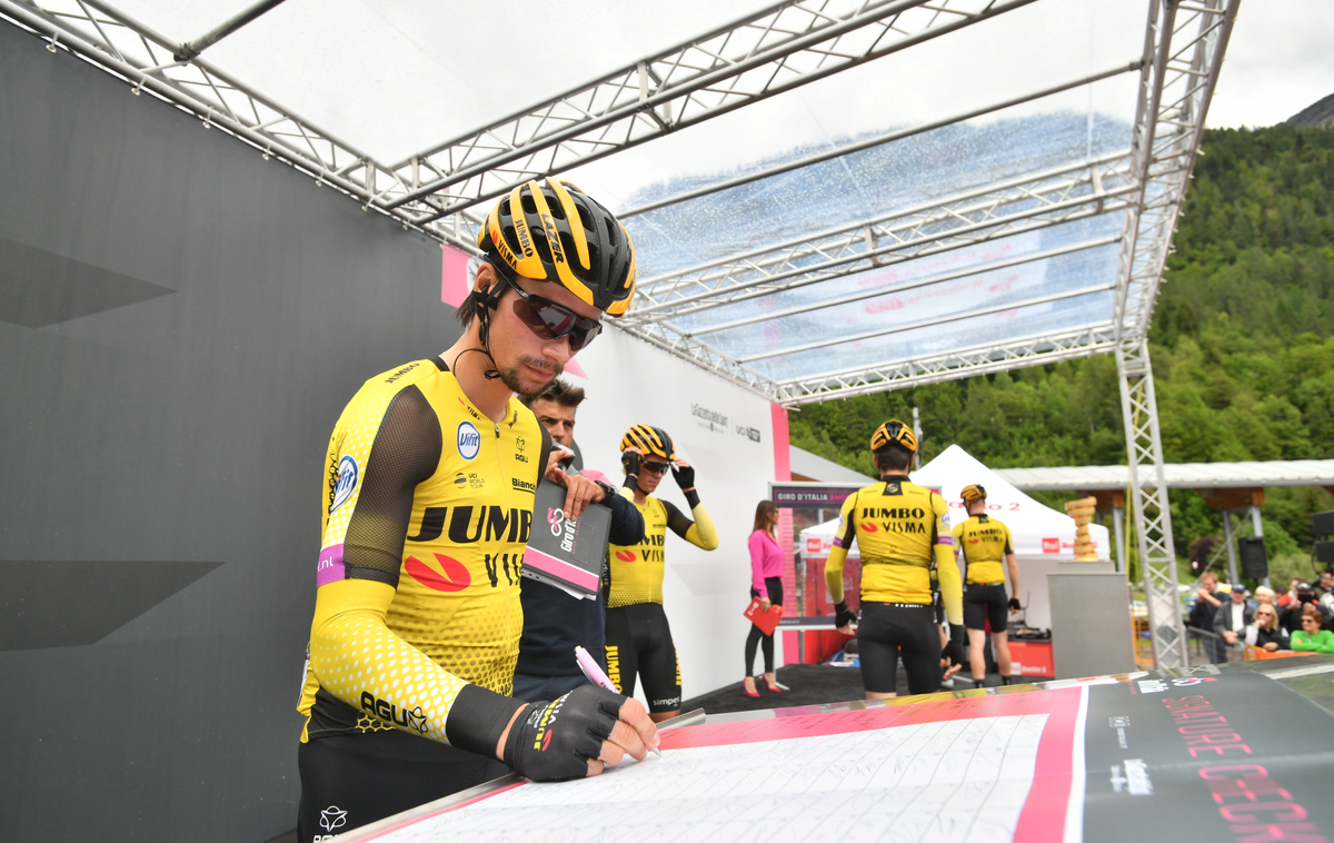Giro roglič | Primož Roglič je te dni deležen izdatnih pohval s strani svojih navijačev, ravno obratno pa doživlja njegova ekipa Jumbo - Visma.  | Foto Giro/LaPresse