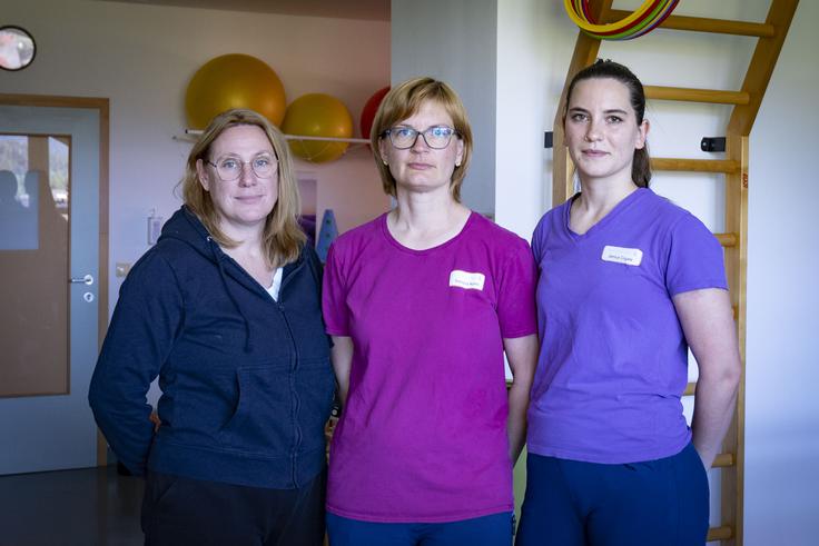 Delovni terapevtki Mojca Tuljak in Simona Kunc ter fizioterapevtka Jerica Cigale. | Foto: Ana Kovač