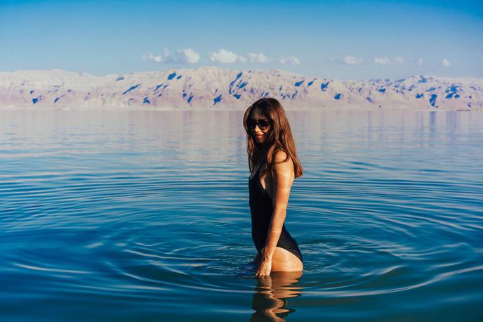 Dekle ob Mrtvem morju | Slovenska beseda morje po mnenju nekaterih jezikoslovcev izvira iz praindoevropske besede mori, kar pomeni, mrtva, stoječa voda. Na fotografiji: ženska v Mrtvem morju. | Foto Guliverimage