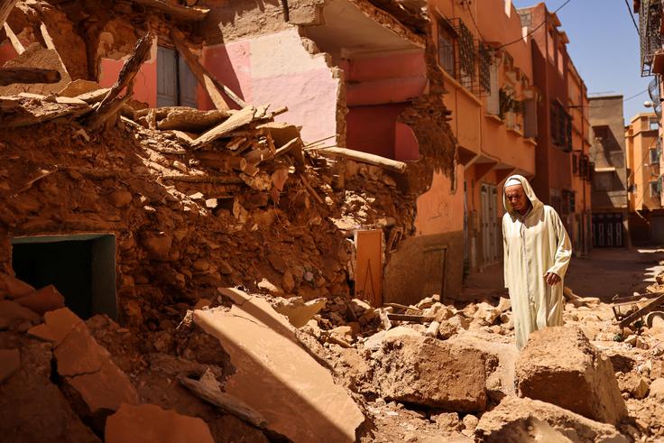 potres, Maroko 66-letni Mohamed Sebbagh stoji pred svojo uničeno hišo. Amizmiz, gorovje Atlas, Maroko. | Foto: Reuters