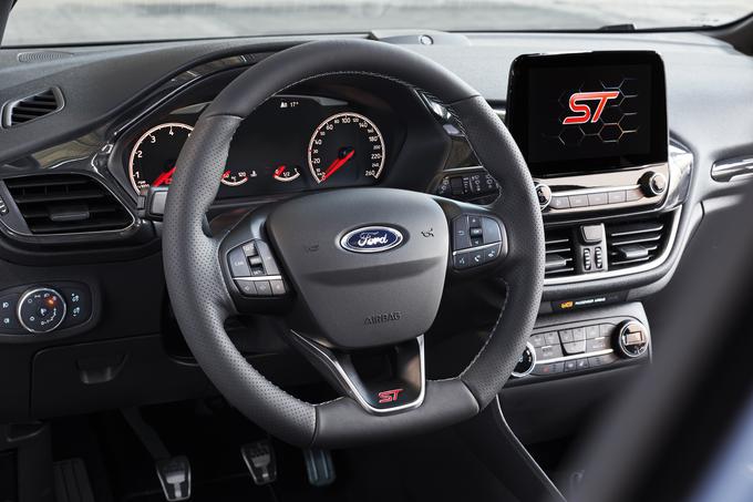 Na dvignjenem digitalnem zaslonu ima voznik na voljo infozabavni sistem Sync tretje generacije, ki podpira tudi vmesnik Car Play in Android Auto. | Foto: Ford