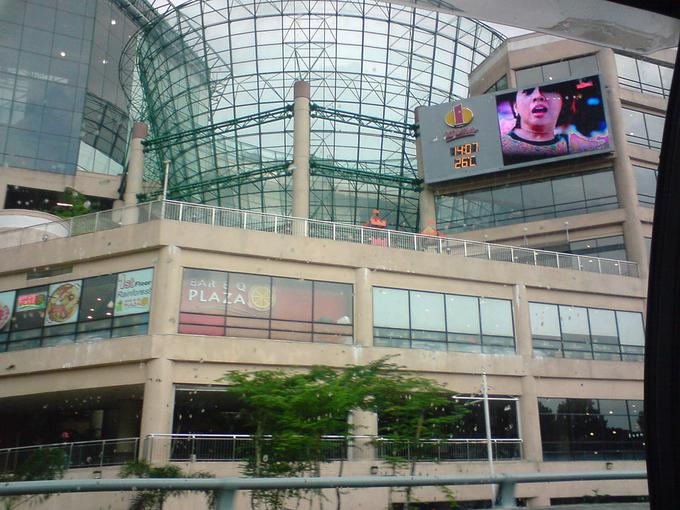 1 Utama (Damansara, Malezija). 700 trgovin na 455 tisoč kvadratnih metrih površine. Nakupovalno središče so zgradili v dveh delih, prvega leta 1995 in leta 2003 še drugega. Ima največji vrt na strehi v jugovzhodni Aziji, 36 stez za bovling in dva centra za karaoke. Dnevno ga obišče 60.900 obiskovalcev, zaradi česar je 98-odstotno zaseden. | Foto: Thomas Hilmes/Wikimedia Commons