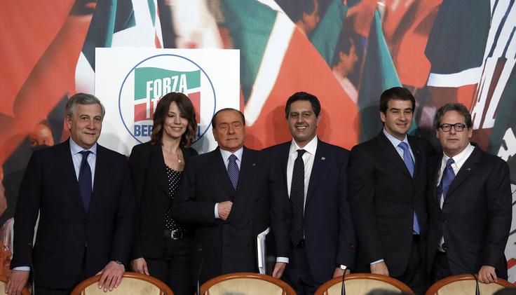 Antonio Tajani (skrajno levo) velja za svetovalca Silvia Berlusconija. Leta 1994 je bil tudi med soustanovitelji Berlusconijeve stranke Naprej Italija. | Foto: Reuters