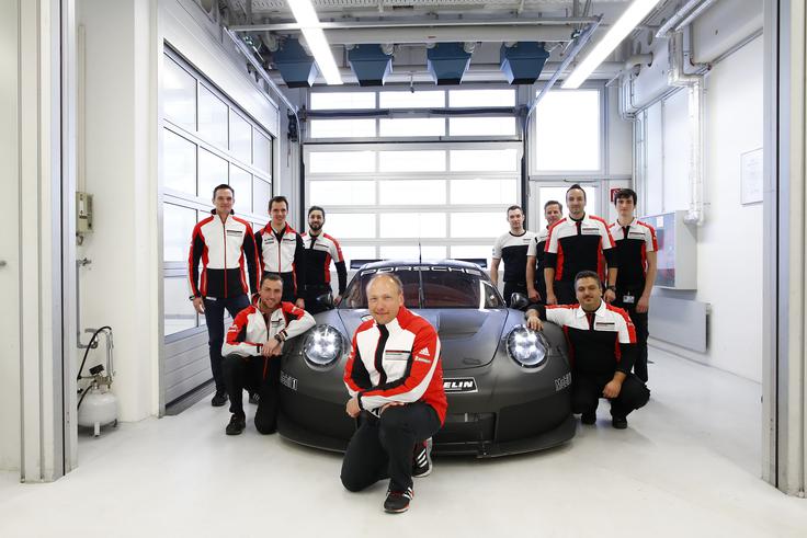 V sezoni 2017 ta susperstroj čaka 19 različnih dirk, kar pomeni več kot 140 tekmovalnih ur. Marco Ujhasi, vodja razvojne delavnice GT sport, pravi, da so od prvega izvoza na stezo v Weissachu pa do danes naredili že več kot 35.000 dirkaških kilometrov po evropskih in severnoameriških dirkališčih. Pravi, da so stroj dobro pripravili na dan D, ki se bo zgodil 28. februarja v sloviti Daytoni. | Foto: Porsche