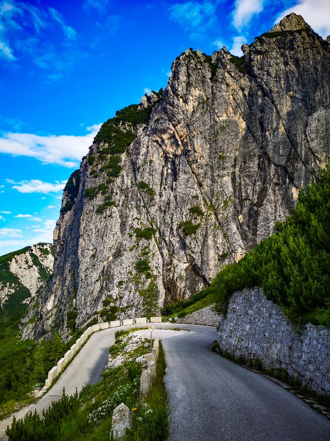 Cesta proti Mangartskem sedlu. Navsezgodaj zjutraj, ko tam še ni gneče. Ta cesta je najvišja v Sloveniji. | Foto: Gregor Pavšič