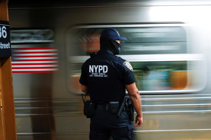 New York podzemna | Nasilje in kriminal v New Yorku v zadnjem času naraščata, predvsem v revnih predelih mesta, napadi na podzemni železnici, ki so jo prisiljeni uporabljati skoraj vsi prebivalci mesta, pa pridejo še bolj do izraza. | Foto Reuters