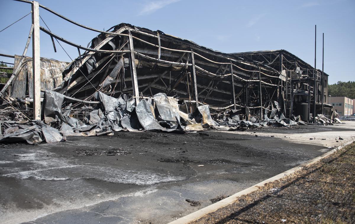 Požar v podjetju Fragmat, Podskrajnik pri Rakeku | Škoda v podjetju Fragmat se bo verjetno merila v več devet milijonih evrov. | Foto STA