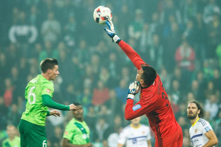 Jasmin Handanović je moral za razliko od Roka Vodiška po žogo v svojo mrežo le enkrat. | Foto: Grega Valančič/Sportida