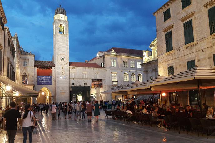 Dubrovnik turisti | Za vročino na dubrovniških ulicah skrbijo visoke temperature in turisti, ki se na javnih mestih brez sramu predajajo strastem. | Foto Pixabay