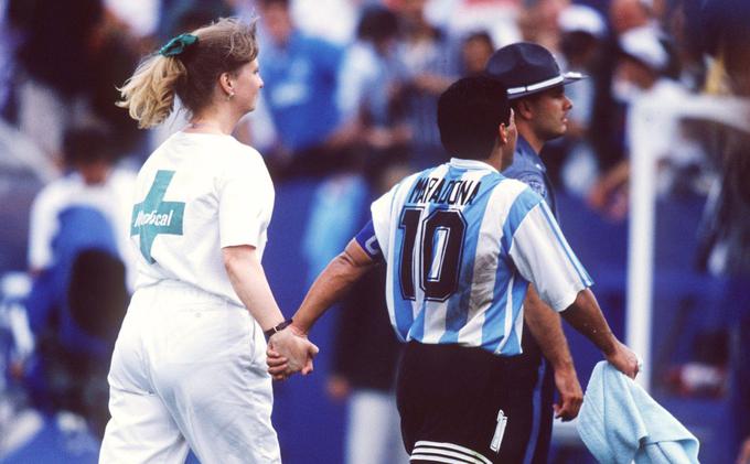 Maradona in odhod na usodno doping kontrolo po tekmi z Grčijo 21. junija 1994. | Foto: Getty Images